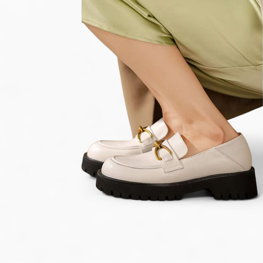 Mocassins En Cuir Avec Une Chaîne En Métal Pour Femme