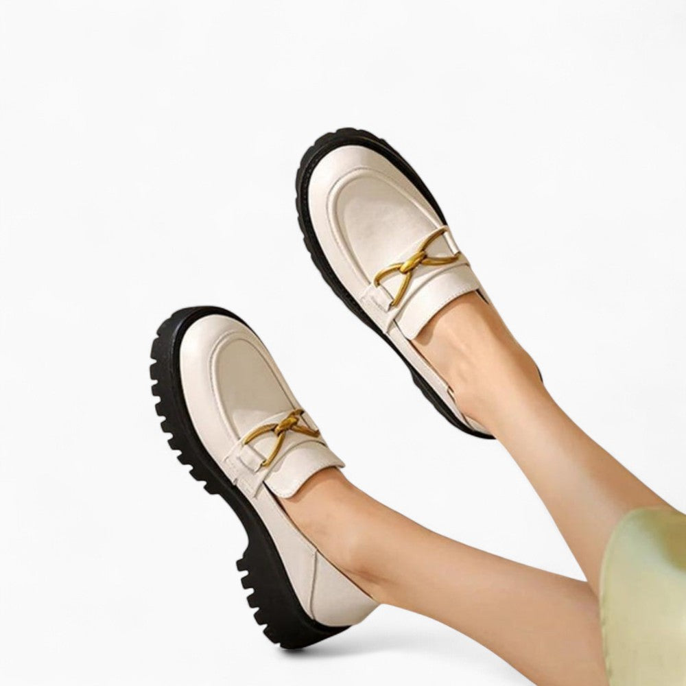 Mocassins En Cuir Avec Une Chaîne En Métal Pour Femme