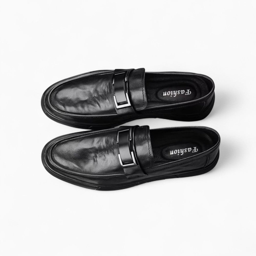 Mocassins En Cuir Noir À Semelle Épaisse Et Fermoir
