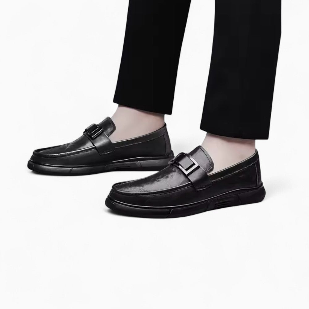 Mocassins En Cuir Noir À Semelle Épaisse Et Fermoir