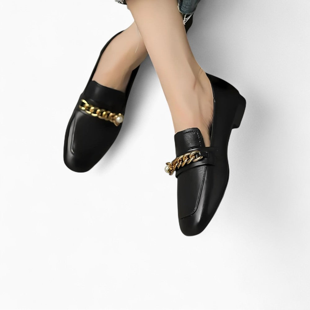 Mocassins Vernis À Petits Talons Et Chaîne