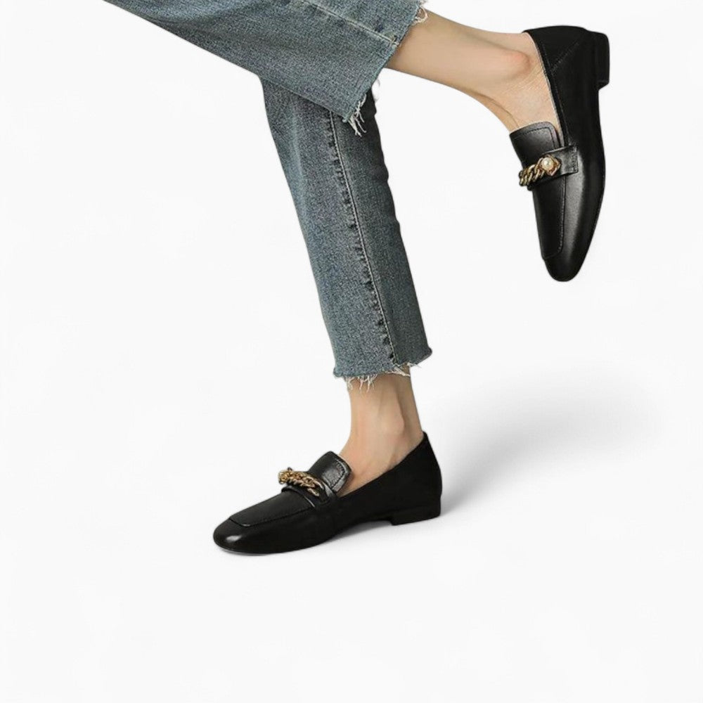 Mocassins Vernis À Petits Talons Et Chaîne