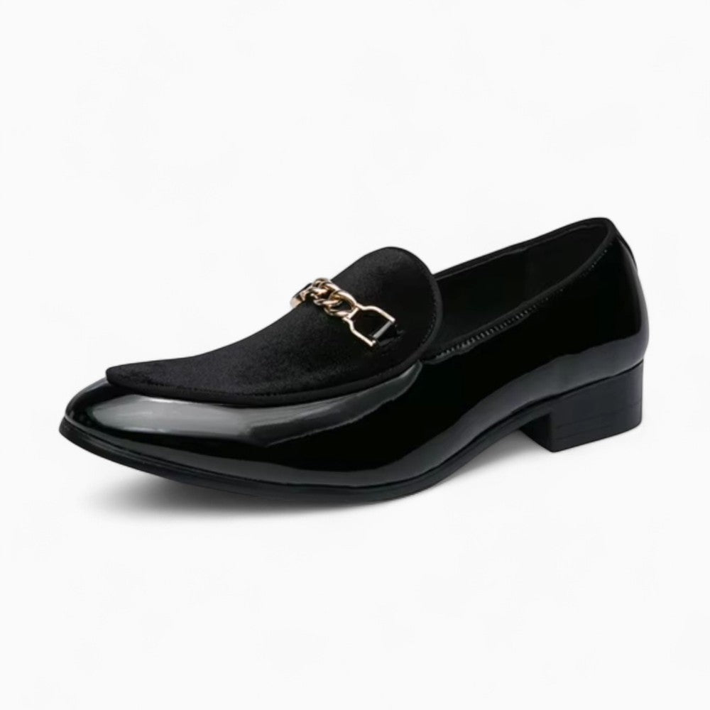 Mocassins En Cuir Verni À Bout Pointu Avec Chaîne