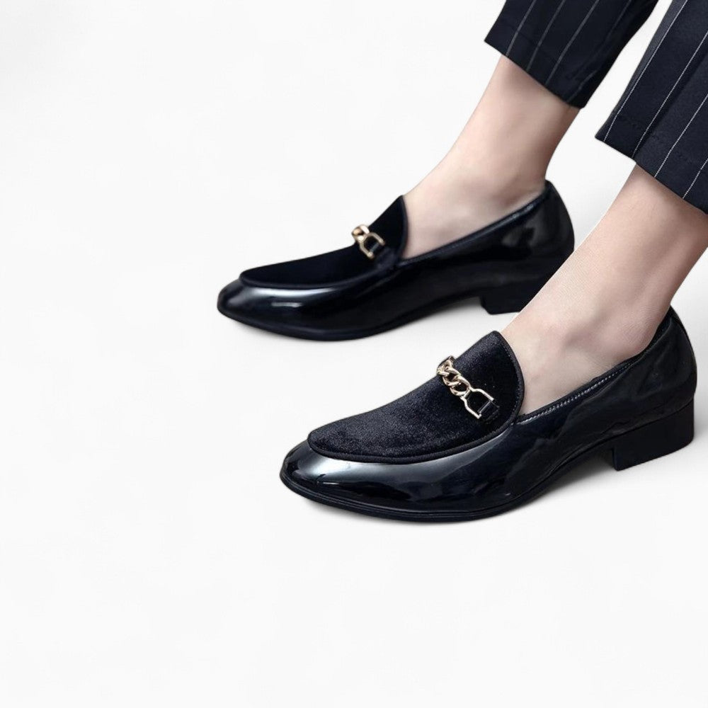 Mocassins En Cuir Verni À Bout Pointu Avec Chaîne