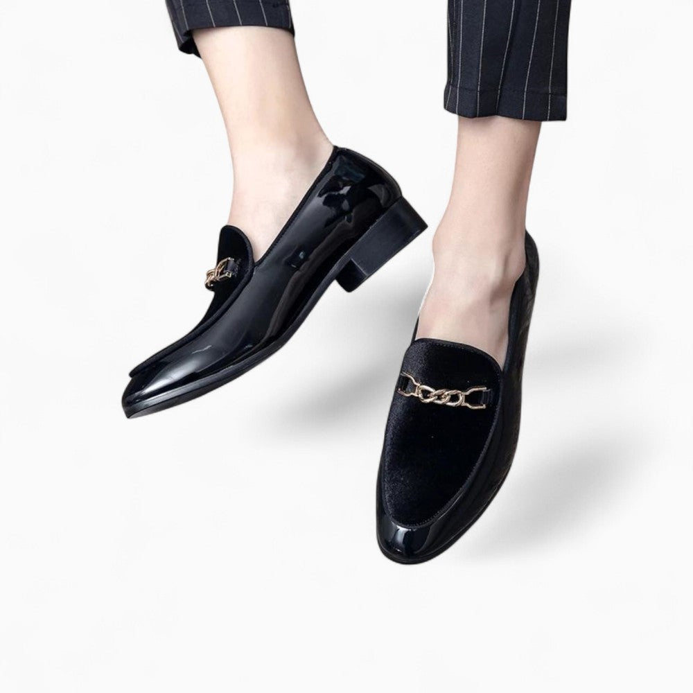 Mocassins En Cuir Verni À Bout Pointu Avec Chaîne