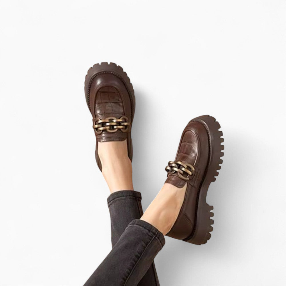 Mocassins Avec Une Chaîne En Métal Doré Pour Femmes