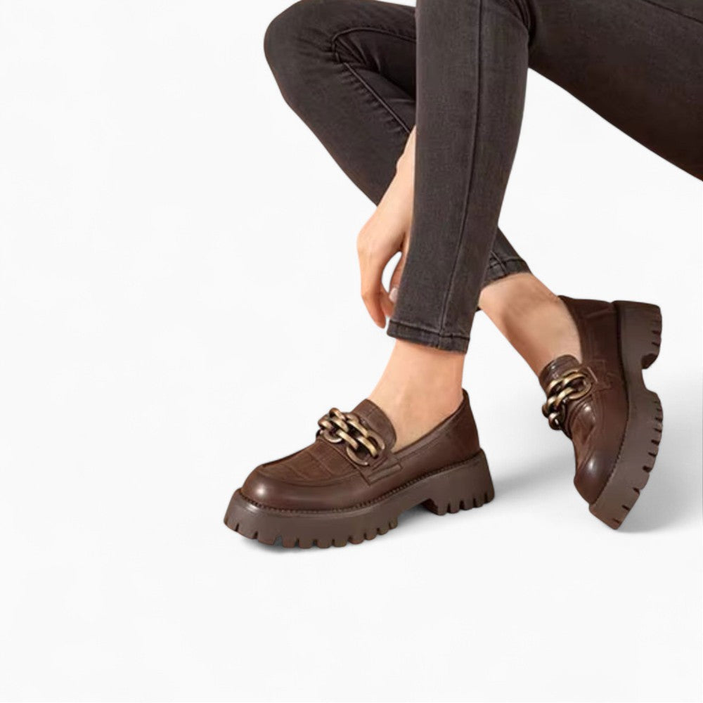 Mocassins Avec Une Chaîne En Métal Doré Pour Femmes