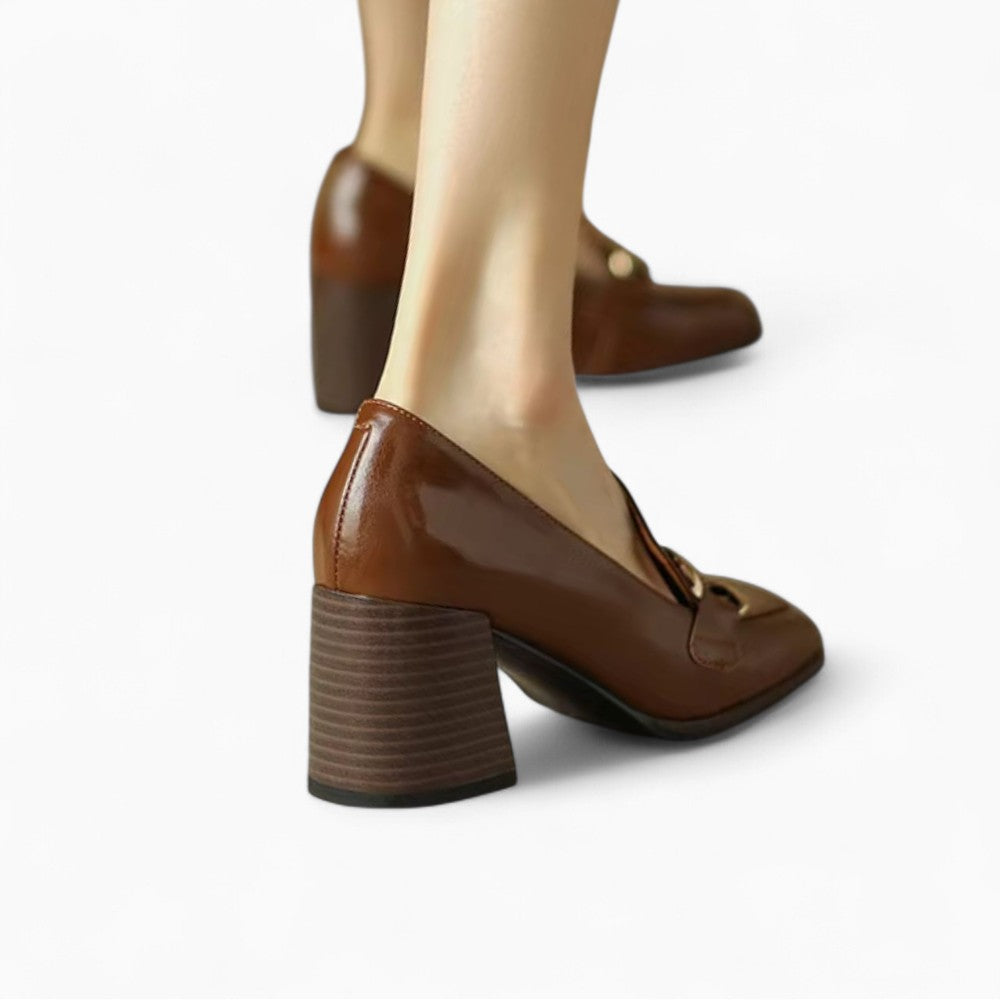 Mocassins À Talons En Cuir Vernis Avec Détail Chaîne Dorée