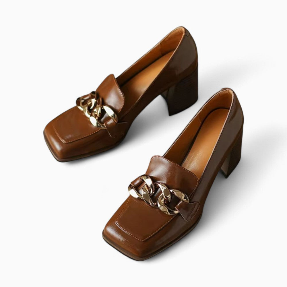 Mocassins À Talons En Cuir Vernis Avec Détail Chaîne Dorée