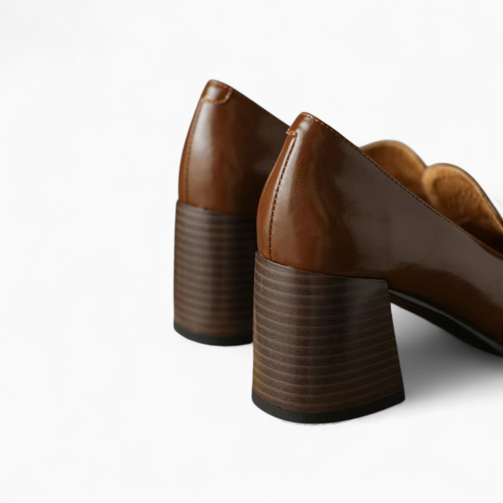 Mocassins À Talons En Cuir Vernis Avec Détail Chaîne Dorée