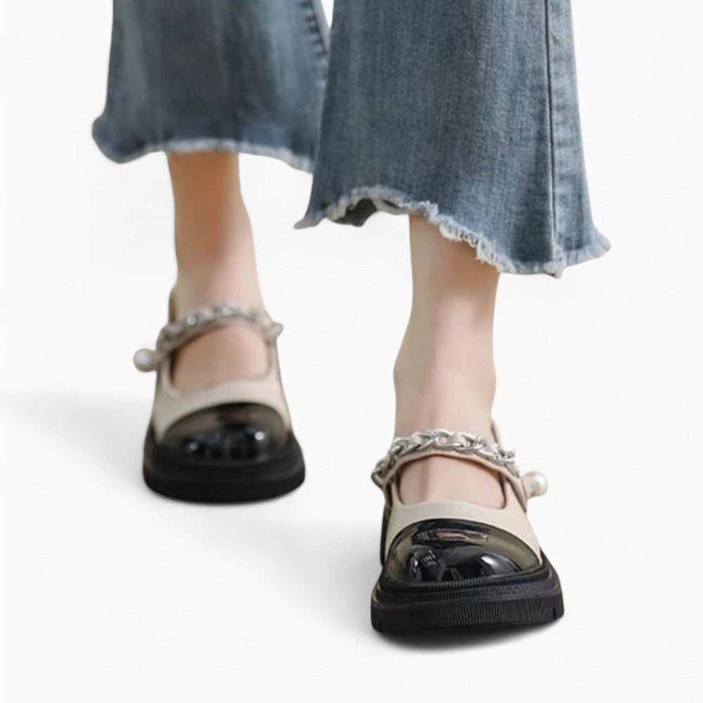 Mocassin Ballerine Vernis À Boucles Avec Petit Talon