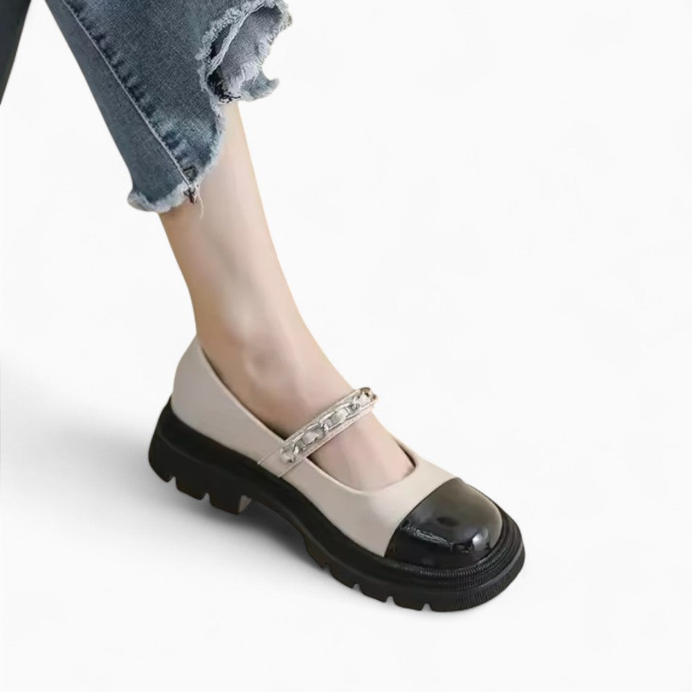 Mocassin Ballerine Vernis À Boucles Avec Petit Talon