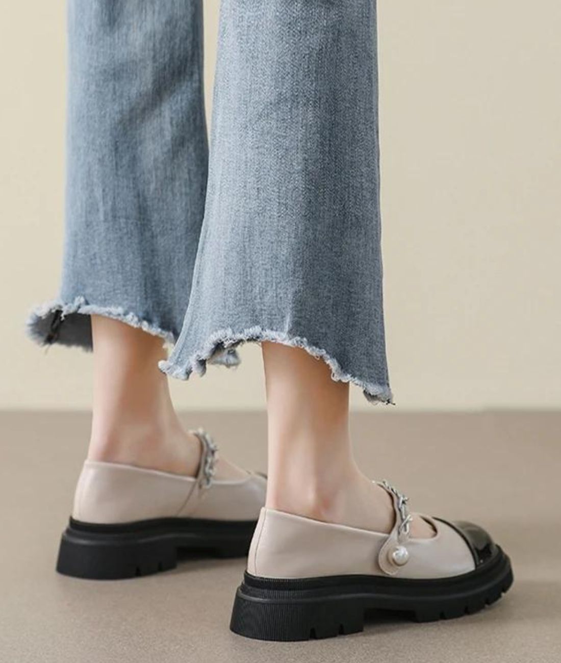 Mocassin Ballerine Vernis À Boucles Avec Petit Talon