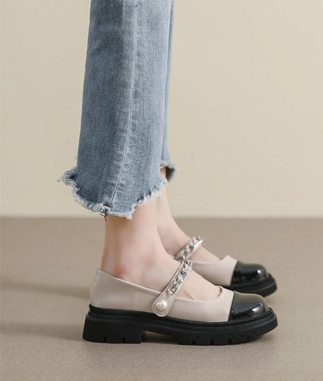 Mocassin Ballerine Vernis À Boucles Avec Petit Talon