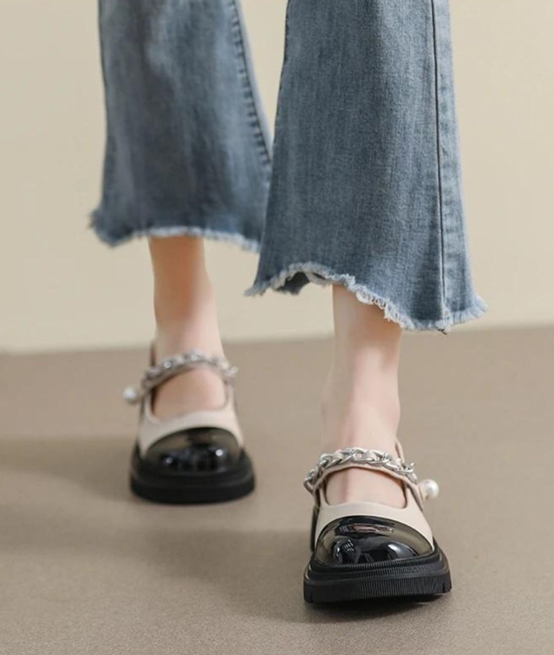 Mocassin Ballerine Vernis À Boucles Avec Petit Talon