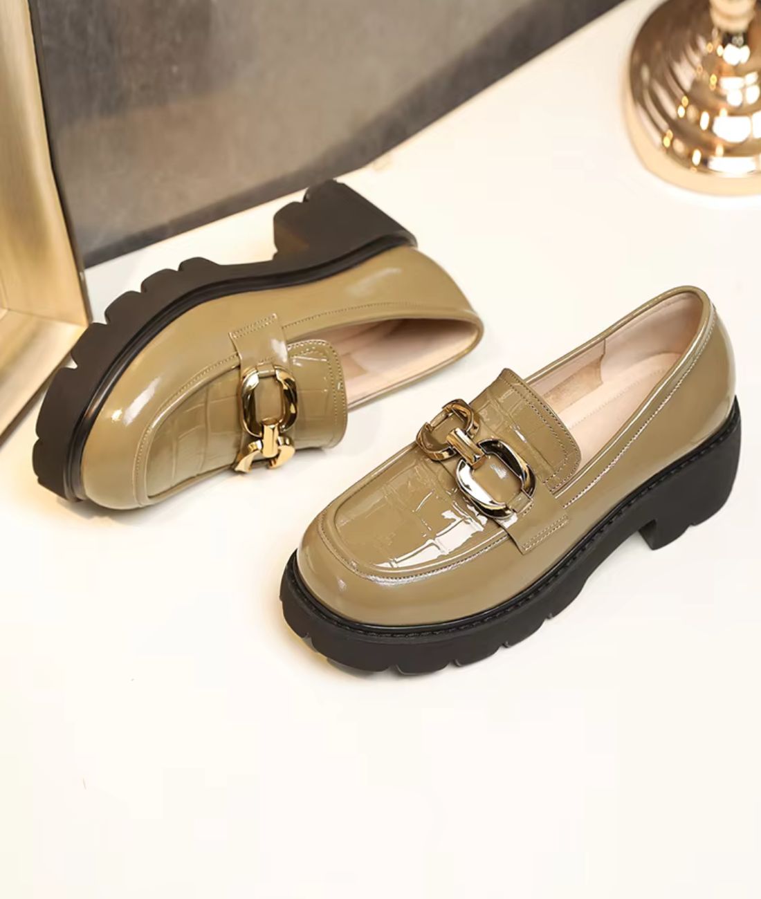 Mocassin En Cuir Végan Effet Croco Et À Boucle Dorée