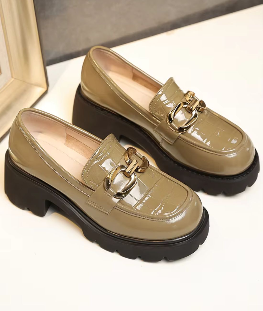 Mocassin En Cuir Végan Effet Croco Et À Boucle Dorée