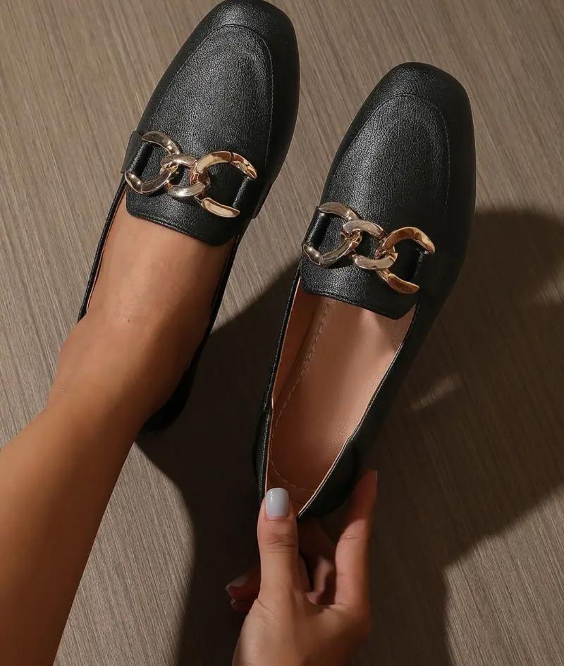 Mocassin Noir Boucle Dorée À Enfiler Et Cuir Végan