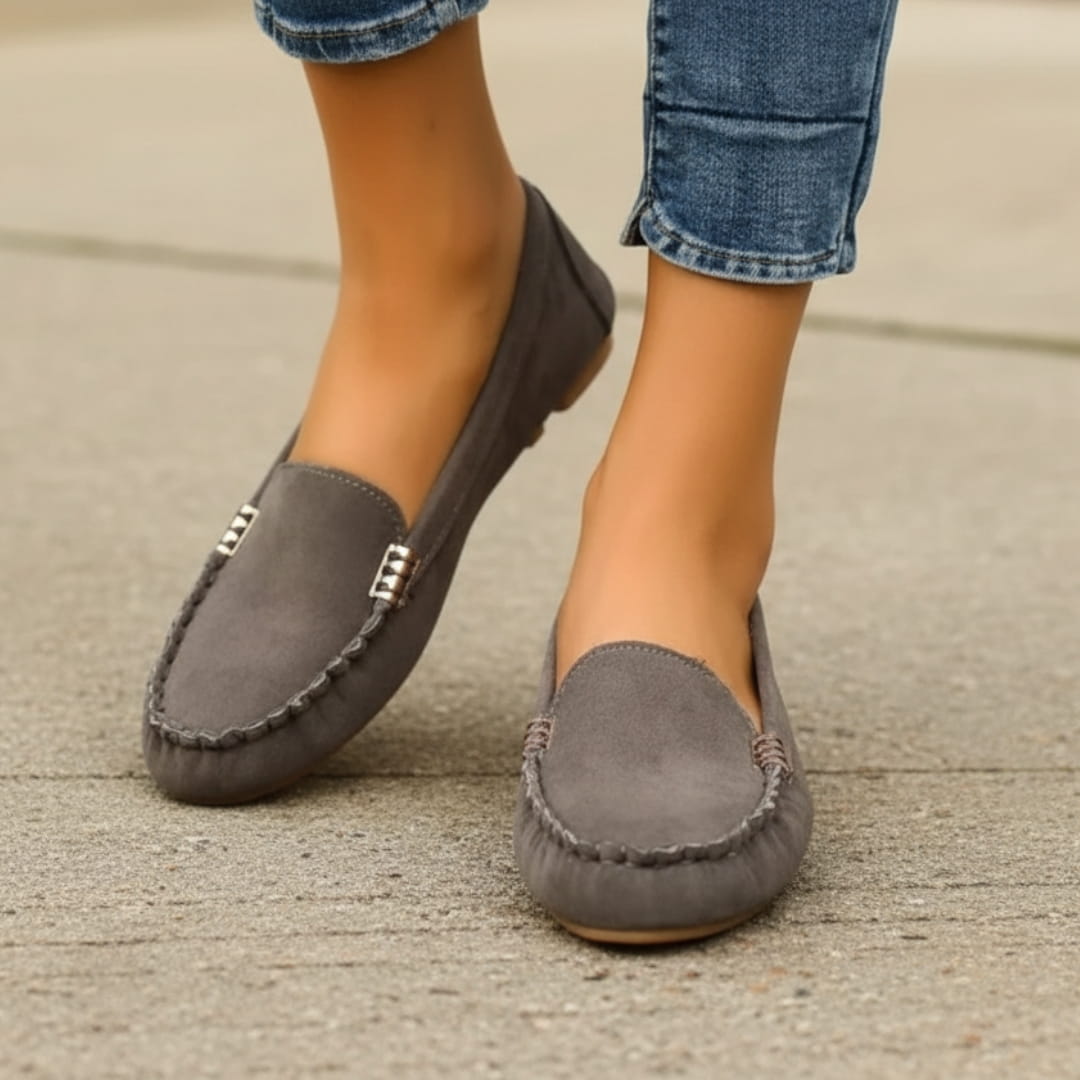 Kaithlyn Chaussures Décontractées en Daim à Enfiler – Détails Métalliques Confort Usage Quotidien
